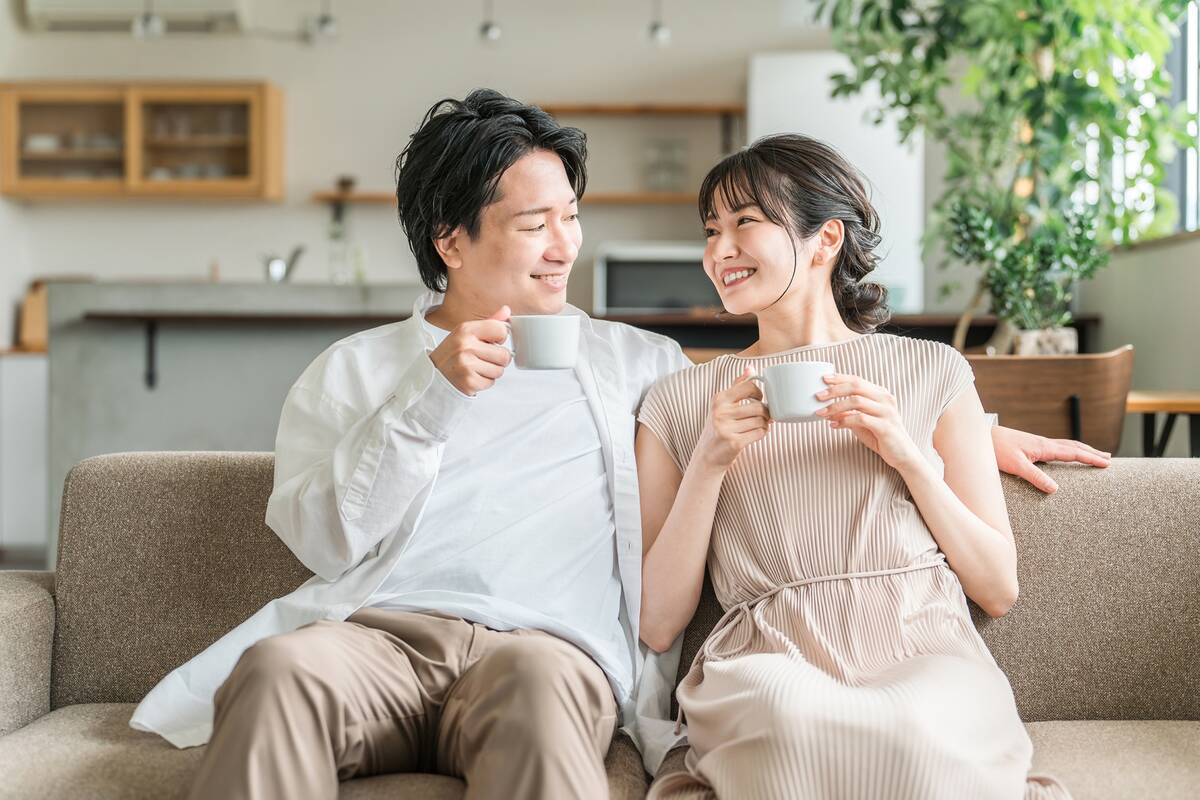 カップルでコーヒーを飲む